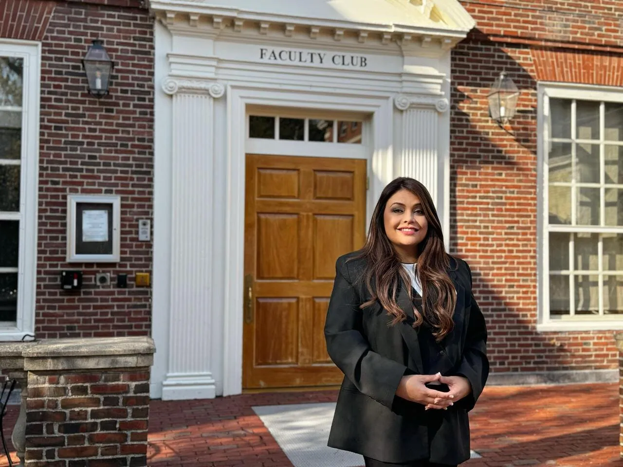 Gisela Rojas en Harvard hablando sobre empresa, crédito y bienes raíces