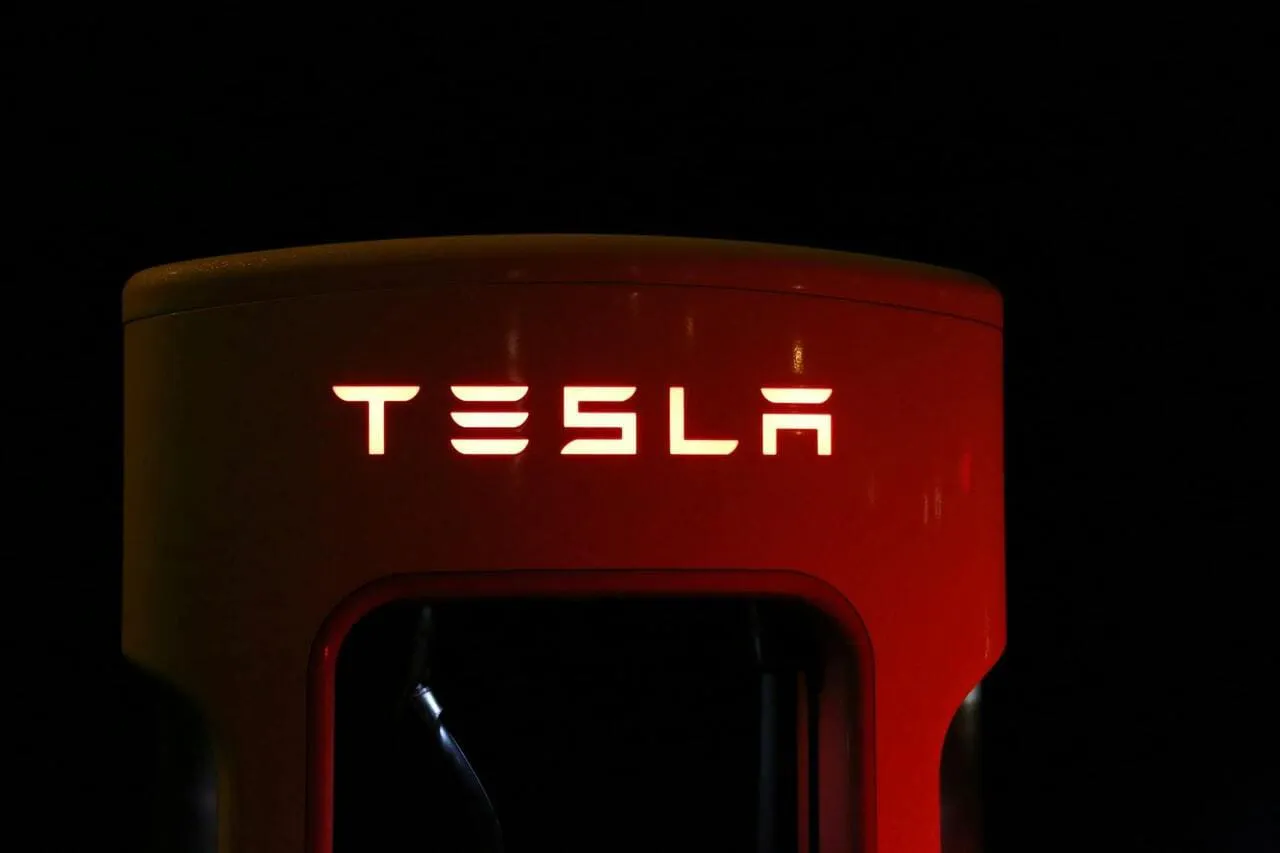 Tesla alcanza un valor de mercado de un billón de dólares: ¿Un impulso desde la política?