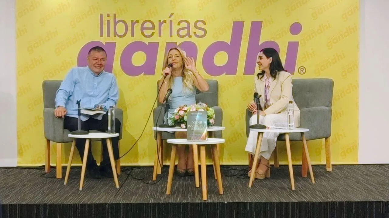 Rosanna Biglia presentando su libro Tu Poder Invencible Universal en Ciudad de México
