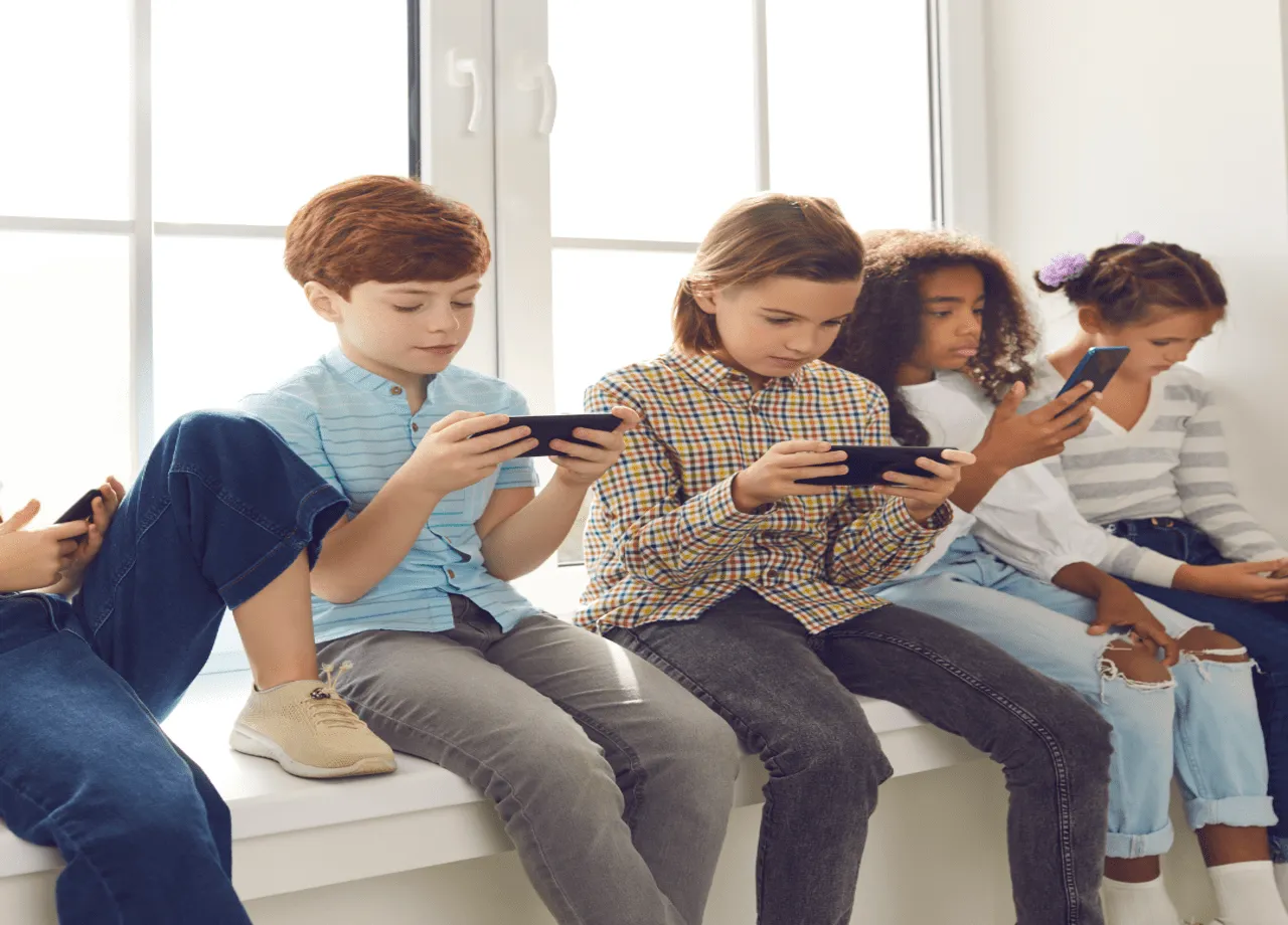Australia Propone Ley para Restringir Redes Sociales a Menores de 16 Años