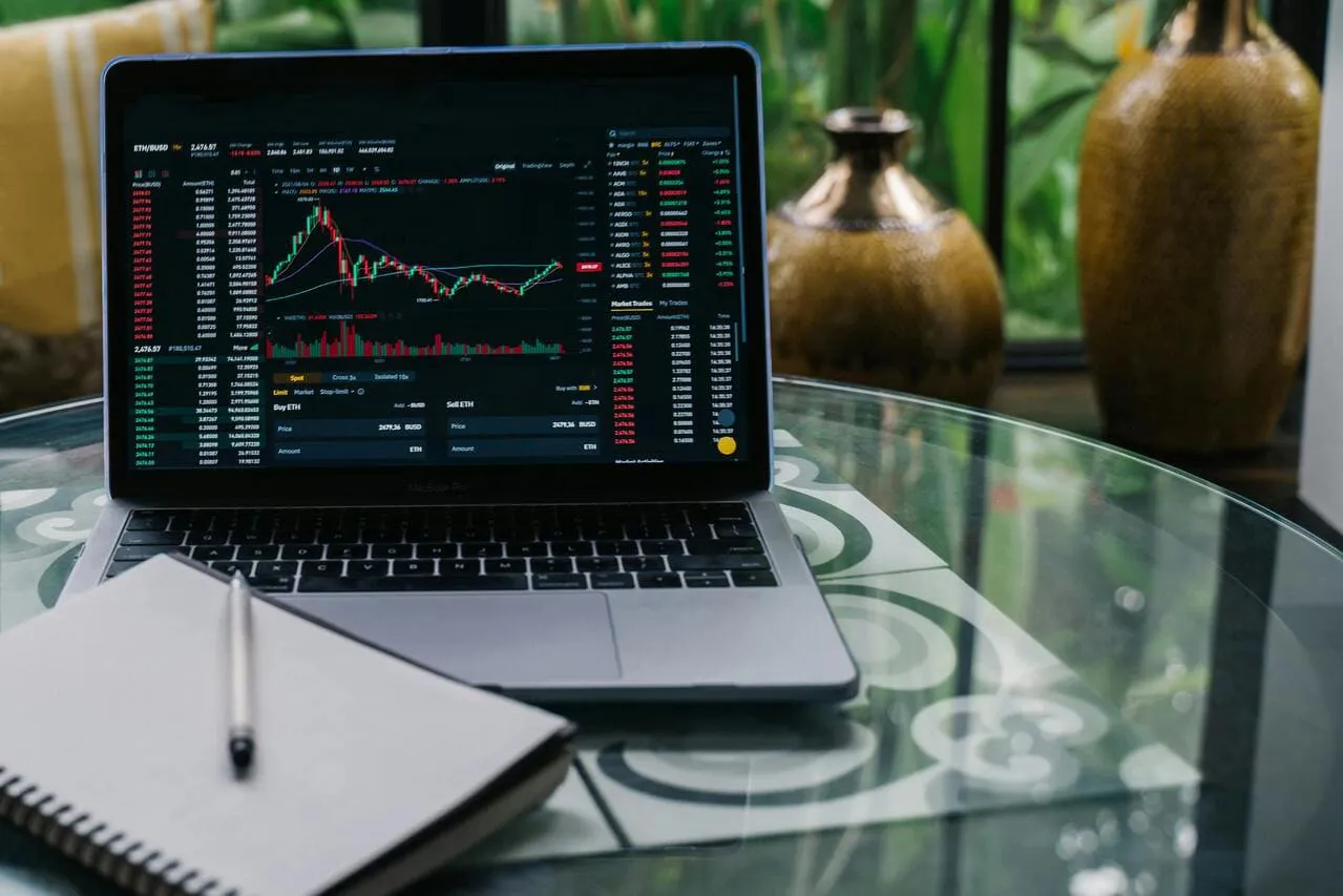 Mercados Financieros: La Bolsa Mexicana Desciende Mientras Wall Street Sube ante Elecciones en EE. UU.